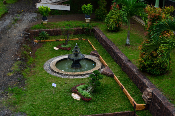 阳光明媚的早晨在学校的迷你公园里图片下载