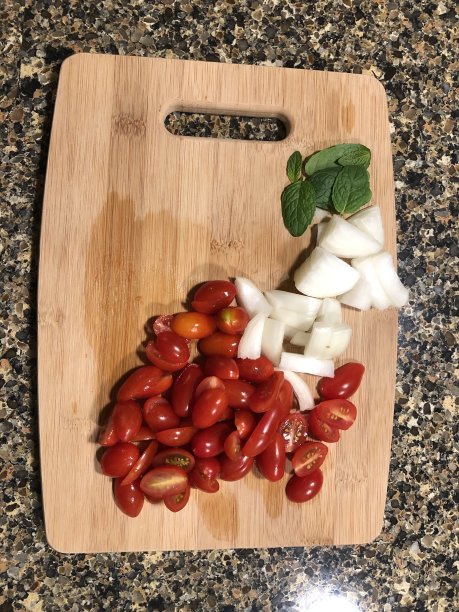 木砧板，切碎番茄，洋葱和罗勒图片下载