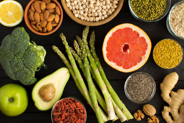 黑色木质背景上是蔬菜、水果、豆类、坚果和蜂花粉图片下载