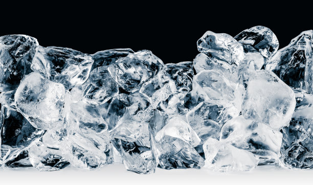 黑色背景上的碎冰块。图片下载