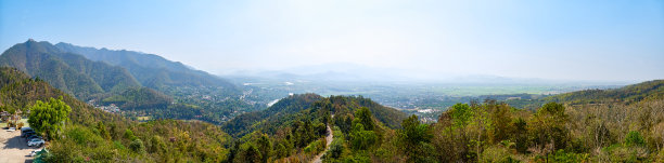 风景如画的雾谷的角河和泰国边境城镇塔顿从山顶靠近塔顿图片下载