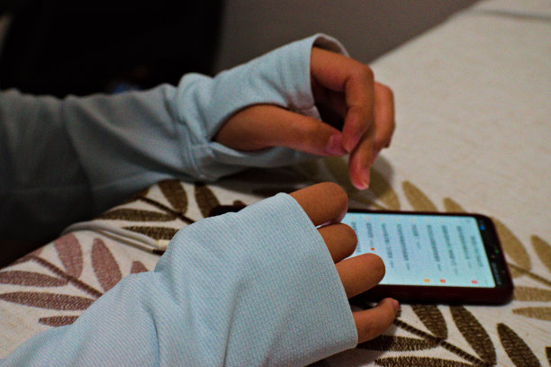 一个用手机的女孩图片下载