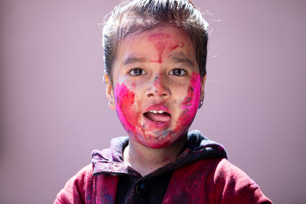 小女孩玩颜色的肖像。胡里节的概念图片下载