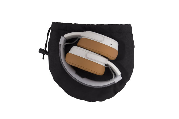 白色背景上带耳机的黑色圆形保护套包图片下载