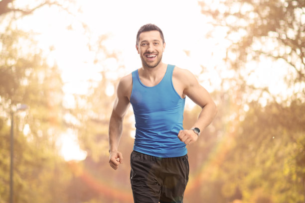 年轻健康的男人在公园里跑步图片下载