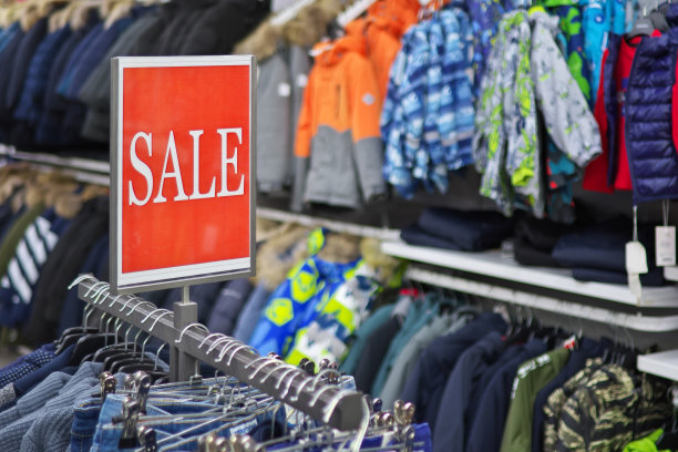服装店的销售告示。图片下载