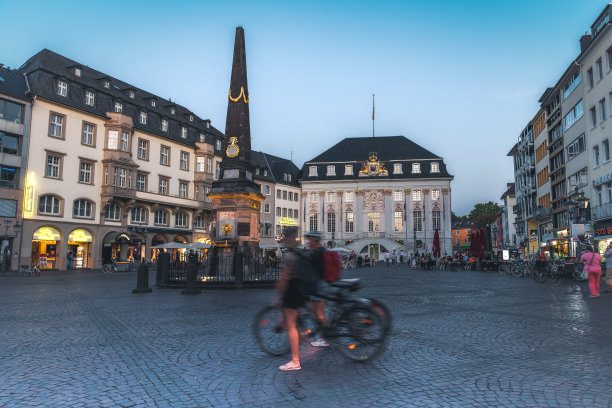 市场广场与老市政厅在波恩的蓝色时间图片下载