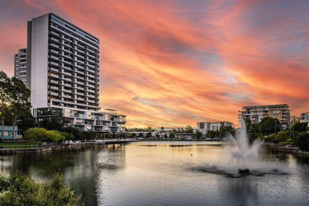 湖边的办公室/居住建筑图片下载