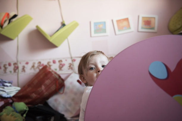 可爱的一岁小宝贝，迈出了第一步图片下载