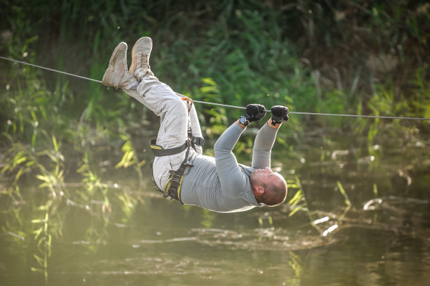 陆军士兵进行索桥渡水演习图片下载