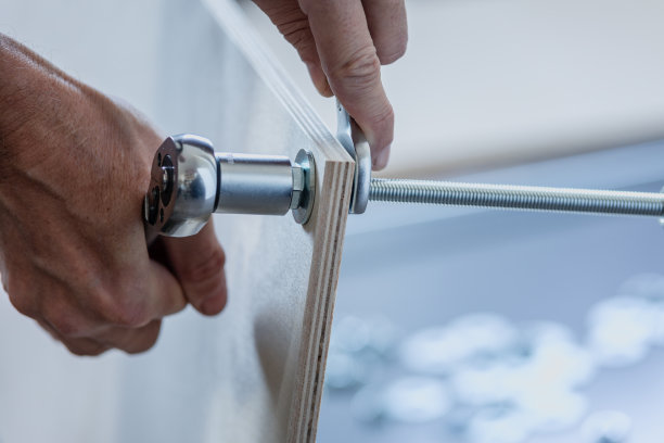 家具制作，工业风格的西伯利亚桦木胶合板和铁架子，特写图片下载