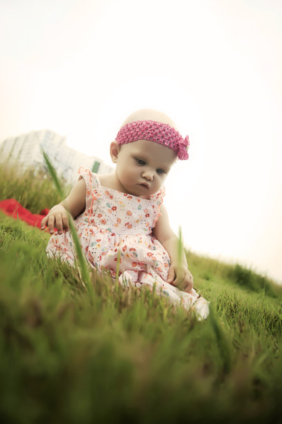 可爱快乐的金发碧眼女孩8个月大的草图片下载