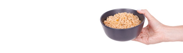 将亚洲方便面放在黑色的碗里，孤立在白色的背景上。图片下载