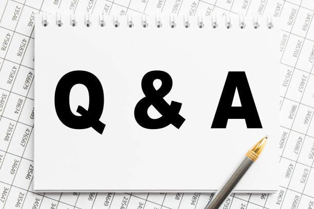 白色背景上有题字Q和A的记事本。经营理念。图片下载