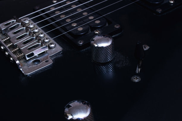 打开一个黑色电吉他特写图片下载
