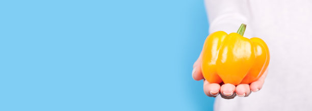 在蓝色底色上加入新鲜成熟的甜椒。图片下载