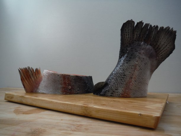 板上的新鲜三文鱼片，食物特写。图片下载