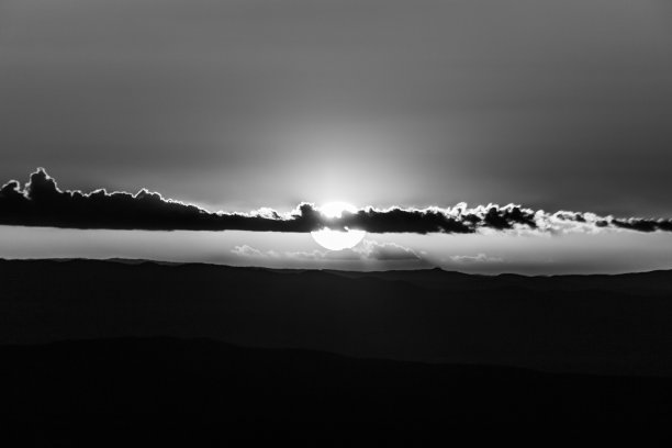 日落在山脉和山谷图片下载