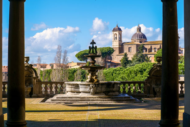 维特博市中心的普里奥里宫雄伟的全景露台图片下载