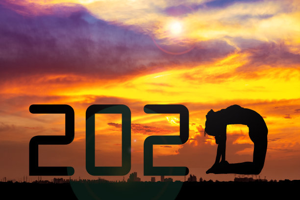 贺卡2020新年快乐。健康年轻女子练习瑜伽的剪影决议和2020年天空日落。做瑜伽的人数不胜数。庆祝新年的概念。图片下载