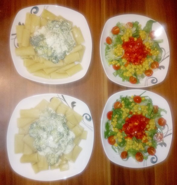 面条加酱汁和沙拉图片下载