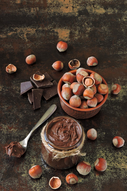 巧克力坚果酱，榛子和黑巧克力。图片下载