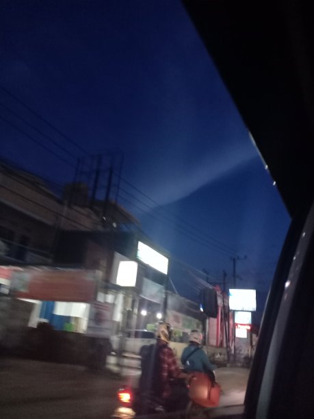 夜间高速公路上的气氛图片下载