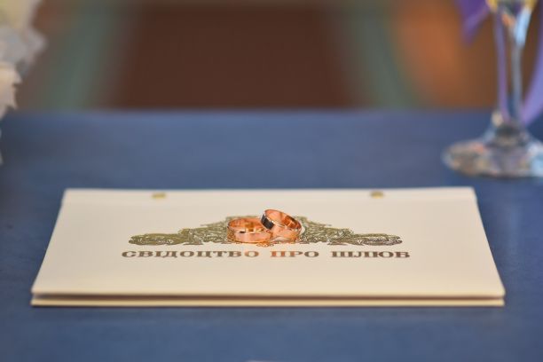 结婚证书。碑文是乌克兰文图片下载