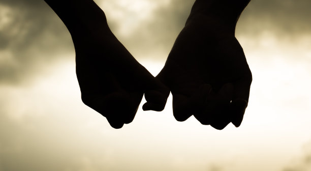 日落时手牵手图片下载