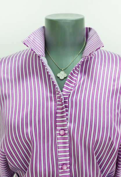 缎子衬衫，亮紫色条纹领和纽扣在人体模型上。挂在脖子上。图片下载