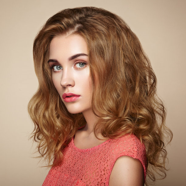 年轻漂亮的金发女孩的肖像。图片下载