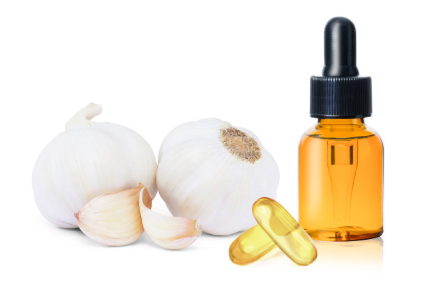 玻璃瓶的大蒜精油隔离白色图片下载