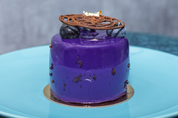 这个紫色的蛋糕用新鲜的蓝莓和巧克力装饰图片下载