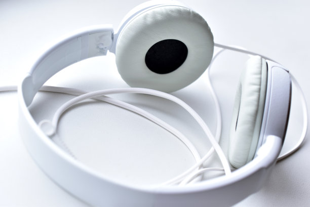 白色背景的白色立体声音乐爱好者耳机图片下载