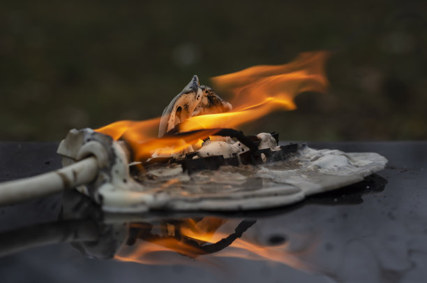 家用电器火灾的概念。延长线因短路而起火的最后阶段。图片下载