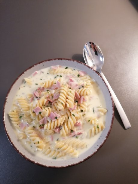 意大利面加奶油酱和火腿图片下载