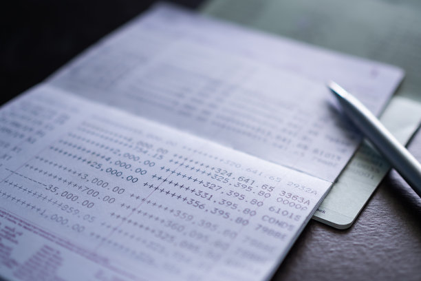 带笔和灯的存折。计划赚钱投资，为2022年新年攒钱。财务和商业概念。图片下载