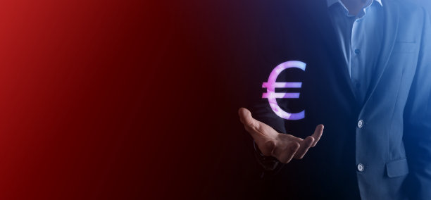 商人持有货币硬币图标欧元或欧元在暗色调的背景..增长的金钱概念的商业投资和金融图片下载