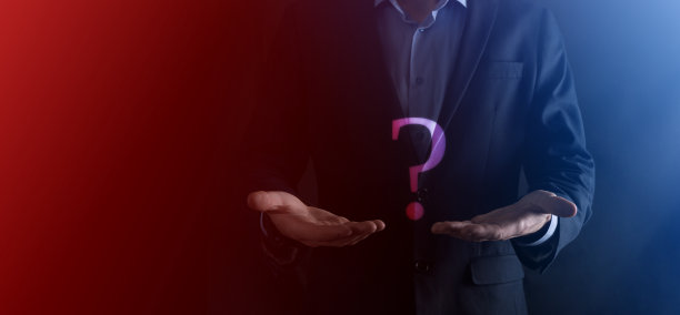 商人手握界面问号标志网。在线提问，常见问题概念，什么，何时，如何和为什么，在网上搜索信息图片下载