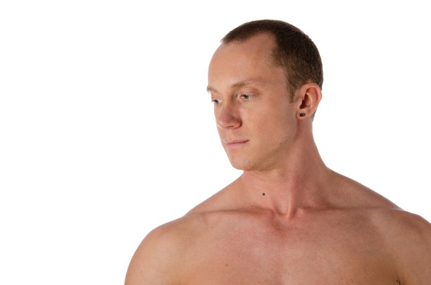 男性炫耀他的肌肉。体育锻炼健身。图片下载