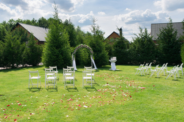 户外婚礼用的椅子和拱门图片下载