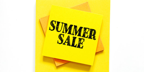 夏季销售，文字排印写在纸上木背景，生活和商业励志励志的概念图片下载