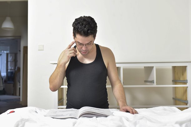 男人按照说明把家具装进卧室图片下载