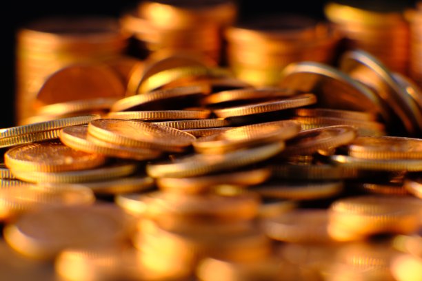 桌上的金币背景和商业或金融省钱图片下载