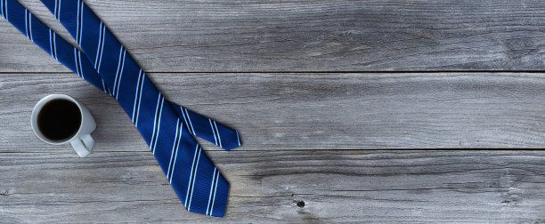 蓝色条纹领带，再加上一杯放在老木桌上的咖啡，祝父亲节快乐图片下载