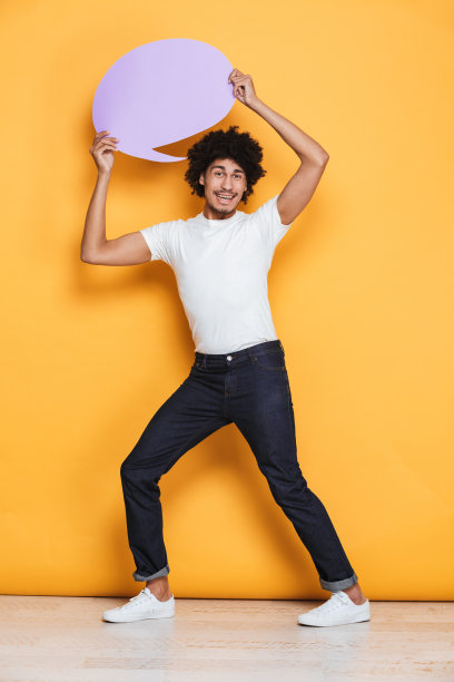 一个微笑的年轻非洲男子的全长肖像图片下载