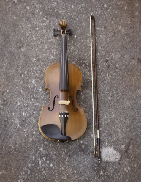 模糊的小提琴和弓的运动在垃圾音乐的背景下，图片下载