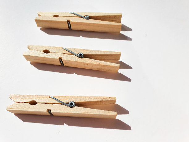 木衣夹孤立在白色背景上。带有白色背景阴影的晒衣夹图片下载