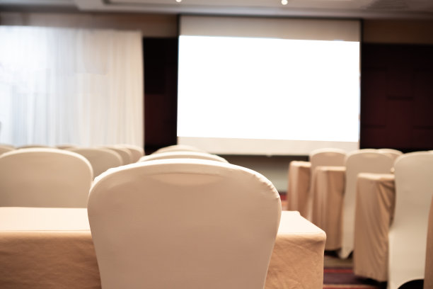 会议室设有空白投影仪，空白白屏幕，用于会议或会议室的演示，商务会议和教育教学的课堂概念图片下载