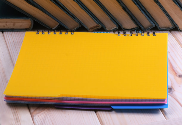 一堆同样的绿色装帧的破旧书籍图片下载